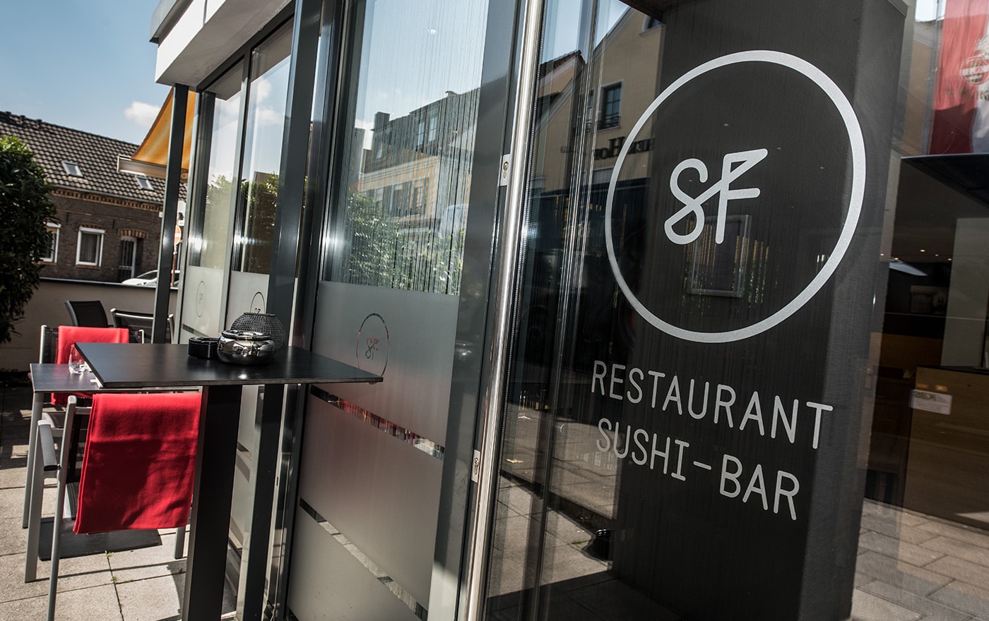 ... und sind möchtig stolz: Unser Restaurant „Strassfeld“ in Köln Junkersdorf erhält die Auszeichnung des Stilpunkte Lifestyleguides als eine der besten Sushi-Bar/Restaurants 2017 in Deutschland. title=Wir sagen danke!